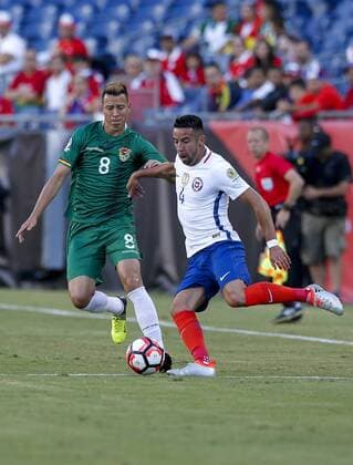 Chile player Mauricio Isla (R) fights for the ball with Bolivia Martin Smedberg during their Copa America Centenario soccer match at Gillete Stadium in Foxborough, Massachusetts, United States, 10 June 2016. CHILE VS BOLIVIA Länderspiel Nationalmannschaft !ACHTUNG: NUR REDAKTIONELLE NUTZUNG!  FOX019 20160611-636012098456408155