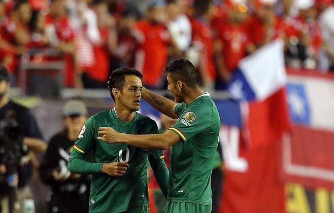 Bolivia player Jhosmani Campos (L) celebrates his 1-1 goal before Chile during their Copa America Centenario soccer match at Gillete Stadium in Foxborough, Massachusetts, United States, 10 June 2016. CHILE VS BOLIVIA Länderspiel Nationalmannschaft !ACHTUNG: NUR REDAKTIONELLE NUTZUNG!  FOX023 20160611-636012105440060155