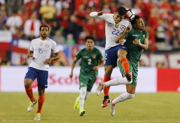 Chile player Edson Puch (2R) fights for the ball with Bolivia Walter Veizaga during their Copa America Centenario soccer match at Gillete Stadium in Foxborough, Massachusetts, United States, 10 June 2016. CHILE VS BOLIVIA Länderspiel Nationalmannschaft !ACHTUNG: NUR REDAKTIONELLE NUTZUNG!  FOX025 20160611-636012126905350307