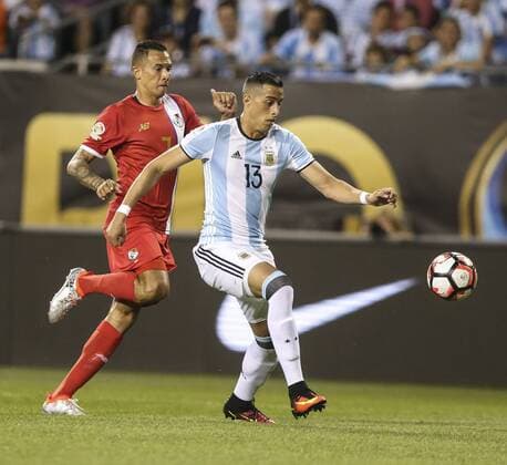 Argentina player Ramiro Funes Mori (R) fights for the ball with Panama Blas Perez during their Copa America Centenario Group D soccer match at Soldier Stadium in Chicago, Illinois, United States, 10 June 2016. ARGENTINA VS PANAMA !ACHTUNG: NUR REDAKTIONELLE NUTZUNG!  CHC020 20160611-636012138746998307
