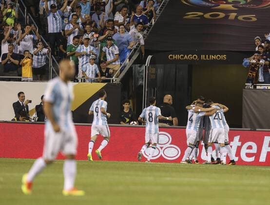 Argentina players celebrate their 1-0 goal before Panama during their Copa America Centenario Group D soccer match at Soldier Stadium in Chicago, Illinois, United States, 10 June 2016. ARGENTINA VS PANAMA !ACHTUNG: NUR REDAKTIONELLE NUTZUNG!  CHC022 20160611-636012141420370307