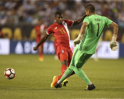 Argentina player Sergio Romero (R) fights for the ball with Panama Armando Cooper during their Copa America Centenario Group D soccer match at Soldier Stadium in Chicago, Illinois, United States, 10 June 2016. ARGENTINA VS PANAMA !ACHTUNG: NUR REDAKTIONELLE NUTZUNG!  CHC026 20160611-636012144701109044