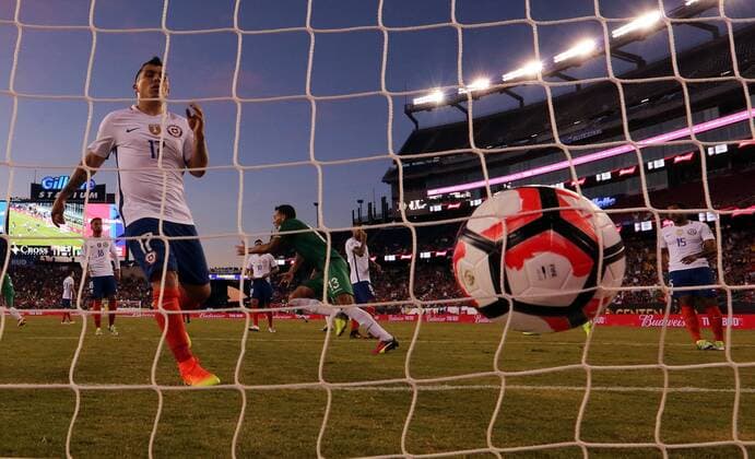 Chile player Gary Medel (L) reacts after Bolivia s goal during their Copa America Centenario soccer match at Gillete Stadium in Foxborough, Massachusetts, United States, 10 June 2016. CHILE VS BOLIVIA Länderspiel Nationalmannschaft !ACHTUNG: NUR REDAKTIONELLE NUTZUNG!  FOX037 20160611-636012149270155690