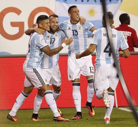 Argentina defender Nicolas Otamendi (17) celebrates with teammates after scoring against Panama during the first half of the Copa America Centenario Group D match at the Soldier Field in Chicago, Illinois, United States, 10 June 2016. i ARGENTINA VS PANAMA !ACHTUNG: NUR REDAKTIONELLE NUTZUNG!  CHC027 20160611-636012149311651690