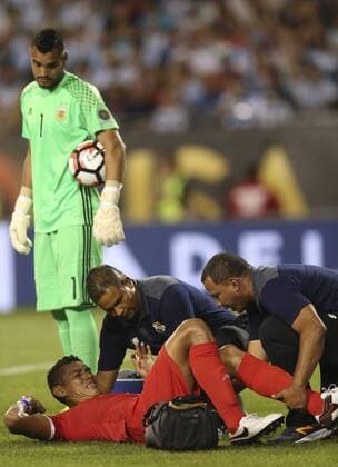 Panama player Valentin Pimentel receives medical attention after a foul before Argentina during the first half of the Copa America Centenario Group D match at the Soldier Field in Chicago, Illinois, United States, 10 June 2016. ARGENTINA VS PANAMA !ACHTUNG: NUR REDAKTIONELLE NUTZUNG!  CHC030 20160611-636012150691939690