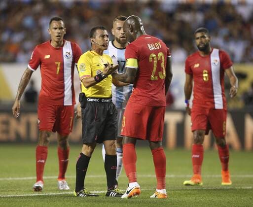 Panama players argue with Salvadoran referee Joel Aguilar (C-L) during the first half of the Copa America Centenario Group D match at the Soldier Field in Chicago, Illinois, United States, 10 June 2016. ARGENTINA VS PANAMA !ACHTUNG: NUR REDAKTIONELLE NUTZUNG!  CHC031 20160611-636012150703327690