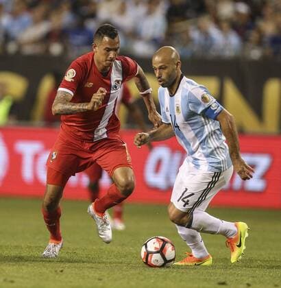 Argentina player Javier Mascherano (R) fights for the ball with Panama Blas Perez during their Copa America Centenario Group D match at the Soldier Field in Chicago, Illinois, United States, 10 June 2016. ARGENTINA VS PANAMA !ACHTUNG: NUR REDAKTIONELLE NUTZUNG!  CHC038 20160611-636012170853379690