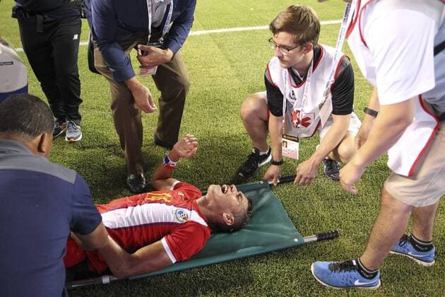 Argentina player David Pimentel receives medical attention after getting injured before Panama during their Copa America Centenario Group D match at the Soldier Field in Chicago, Illinois, United States, 10 June 2016. ARGENTINA VS PANAMA !ACHTUNG: NUR REDAKTIONELLE NUTZUNG!  CHC039 20160611-636012174254491690