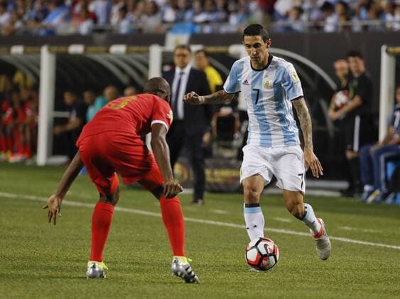 Argentina midfielder Angel Di Maria (7) is defended by Panama defender Adolfo Machado (13) during the first half of the Copa America Centenario Group D match at the Soldier Field in Chicago, Illinois, United States, 10 June 2016. i ARGENTINA VS PANAMA !ACHTUNG: NUR REDAKTIONELLE NUTZUNG!  CHC040 20160611-636012177736407795