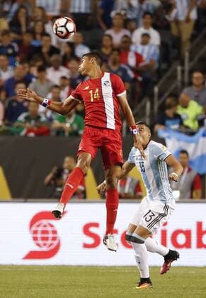 Panama forward Valentin Pimentel (14) goes for a header in front of Argentina defender Ramiro Funes Mori (13) during the first half of the Copa America Centenario Group D match at the Soldier Field in Chicago, Illinois, United States, 10 June 2016. i ARGENTINA VS PANAMA !ACHTUNG: NUR REDAKTIONELLE NUTZUNG!  CHC041 20160611-636012177758091100