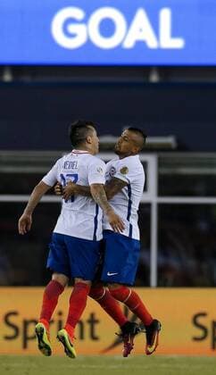 Chile player Arturo Vidal (R) celebrates a goal before Bolivia with team mate Gary Medel during their Copa America Centenario soccer match at Gillete Stadium in Foxborough, Massachusetts, United States, 10 June 2016. CHILE VS BOLIVIA Länderspiel Nationalmannschaft !ACHTUNG: NUR REDAKTIONELLE NUTZUNG!  FOX038 20160611-636012179049105720