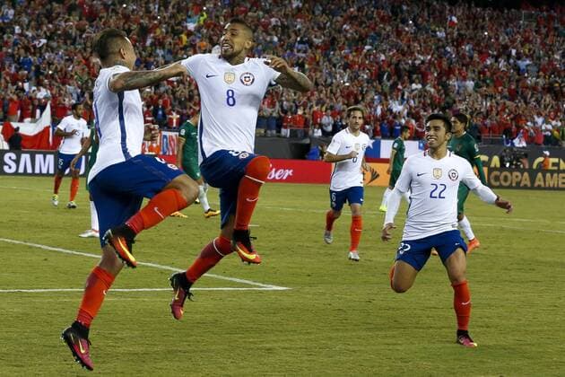 Chile player Arturo Vidal (C) celebrates a goal before Bolivia with team mates during their Copa America Centenario soccer match at Gillete Stadium in Foxborough, Massachusetts, United States, 10 June 2016. CHILE VS BOLIVIA Länderspiel Nationalmannschaft !ACHTUNG: NUR REDAKTIONELLE NUTZUNG!  FOX039 20160611-636012179071724995
