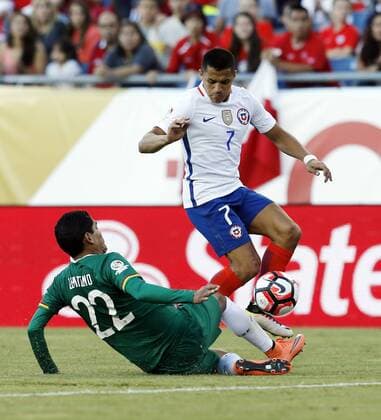 Chile player Alexis Sanchez (R) fights for the ball with Bolivia Edward Zenteno during their Copa America Centenario soccer match at Gillete Stadium in Foxborough, Massachusetts, United States, 10 June 2016. CHILE VS BOLIVIA Länderspiel Nationalmannschaft !ACHTUNG: NUR REDAKTIONELLE NUTZUNG!  FOX041 20160611-636012180435433285
