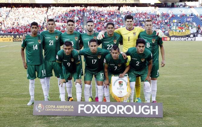 Bolivia players pose before facing Chile during their Copa America Centenario soccer match at Gillete Stadium in Foxborough, Massachusetts, United States, 10 June 2016. CHILE VS BOLIVIA Länderspiel Nationalmannschaft !ACHTUNG: NUR REDAKTIONELLE NUTZUNG!  FOX042 20160611-636012180451968755