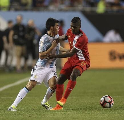Argentina Nicolas Gaitan (L) battles for the ball against Panama midfielder Armando Cooper during the first half of the Copa America Centenario Group D match at the Soldier Field in Chicago, Illinois, United States, 10 June 2016. ARGENTINA VS PANAMA !ACHTUNG: NUR REDAKTIONELLE NUTZUNG!  CHC043 20160611-636012181099669319