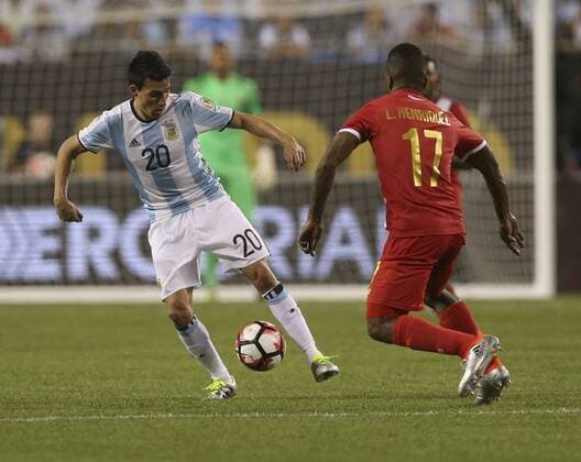 Argentina player Nicolas Gaitan (L) battles for the ball against Panama Luis Henriquez during the first half of the Copa America Centenario Group D match at the Soldier Field in Chicago, Illinois, United States, 10 June 2016. ARGENTINA VS PANAMA !ACHTUNG: NUR REDAKTIONELLE NUTZUNG!  CHC044 20160611-636012183155566961