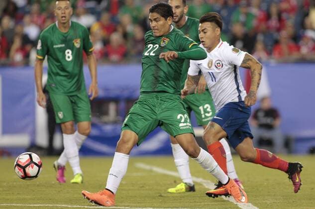Bolivia defender Edward Zenteno (22) kicks the ball up field as Chile forward Eduardo Vargas gives chase in the second half of the Copa America Centenario Group D match at Gillette Stadium in Foxboro, Massachusetts on on June 10, 2016. Chile defeated Bolivia 2-1.  BOS2016061016 MATTHEWxHEALEY