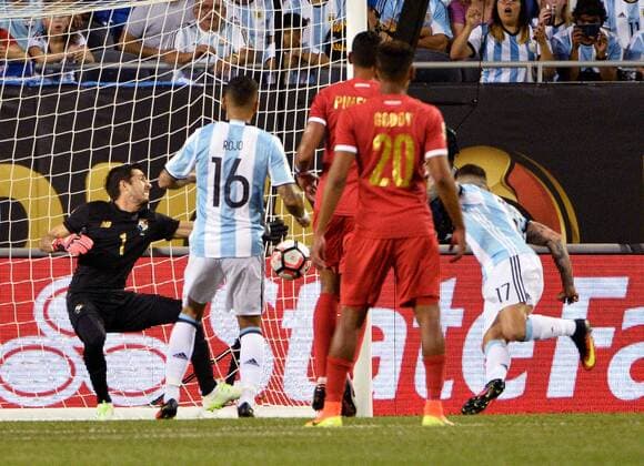 Argentina defender Nicolas Otamendi (R) scores past Panama goalkeeper Jaime Penedo (L) during the first half of a 2016 Copa America Centenario Group D match at Soldier Field in Chicago on June 10, 2016.  CHI2016061001 BRIANxKERSEY
