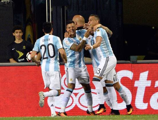 Argentina s Nicolas Gaitan (L-R), Marcos Rojo, Nicolas Otamendi and Ramiro Funes Mori celebrate Otamendi s goal during the first half of a 2016 Copa America Centenario Group D match against Panama at Soldier Field in Chicago on June 10, 2016.  CHI2016061003 BRIANxKERSEY