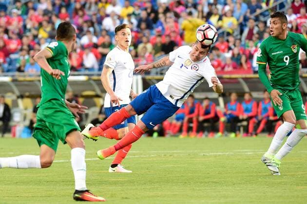 Friday, June 10, 2016: Chile defender Gary Medel (17) heads the ball during the Copa America Centenario soccer match between Chile and Bolivia Nationalteam Länderspiel held at Gillette Stadium in Foxborough, Massachusetts. SOCCER 2016: Copa America Centenario CHILE VS BOLIVIA Länderspiel Nationalmannschaft JUN 10 - ZUMAc04_