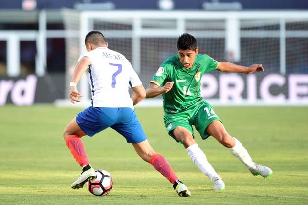 Friday, June 10, 2016: Bolivia midfielder Raul Castro (14) looks to strip the ball from Chile forward Alexis Sanchez (7) during the Copa America Centenario soccer match between Chile and Bolivia Nationalteam Länderspiel held at Gillette Stadium in Foxborough, Massachusetts. SOCCER 2016: Copa America Centenario CHILE VS BOLIVIA Länderspiel Nationalmannschaft JUN 10 - ZUMAc04_