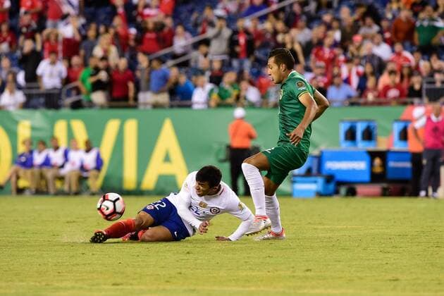 Friday, June 10, 2016: Chile forward Edson Puch (22) plays the ball away from Bolivia midfielder Walter Veizaga (6) during the Copa America Centenario soccer match between Chile and Bolivia Nationalteam Länderspiel held at Gillette Stadium in Foxborough, Massachusetts. Chile defeats Bolivia 2-1 SOCCER 2016: Copa America Centenario CHILE VS BOLIVIA Länderspiel Nationalmannschaft JUN 10 - ZUMAc04_