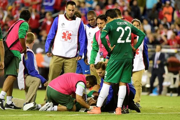 Friday, June 10, 2016: Bolivia defender Ronald Eguino (21) gets medical attention during the Copa America Centenario soccer match between Chile and Bolivia Nationalteam Länderspiel held at Gillette Stadium in Foxborough, Massachusetts. Chile defeats Bolivia 2-1 SOCCER 2016: Copa America Centenario CHILE VS BOLIVIA Länderspiel Nationalmannschaft JUN 10 - ZUMAc04_
