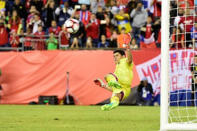Friday, June 10, 2016: Bolivia goalkeeper Carlos Lampe (1) tries to make a save in the final minutes of the Copa America Centenario soccer match between Chile and Bolivia Nationalteam Länderspiel held at Gillette Stadium in Foxborough, Massachusetts. Chile defeats Bolivia 2-1 SOCCER 2016: Copa America Centenario CHILE VS BOLIVIA Länderspiel Nationalmannschaft JUN 10 - ZUMAc04_