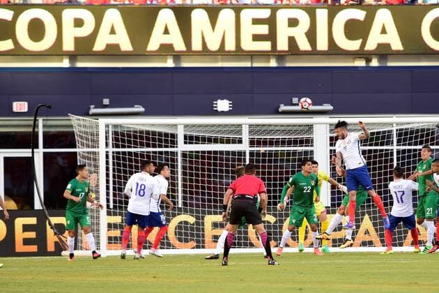 Friday, June 10, 2016: Chile forward Mauricio Pinilla (9) heaads the ball at the net during the Copa America Centenario soccer match between Chile and Bolivia Nationalteam Länderspiel held at Gillette Stadium in Foxborough, Massachusetts. Chile defeats Bolivia 2-1. SOCCER 2016: Copa America Centenario CHILE VS BOLIVIA Länderspiel Nationalmannschaft JUN 10 - ZUMAc04_