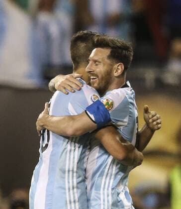 Argentina midfielder Lionel Messi celebrates a goal before Panama during the first half of the Copa America Centenario Group D match at the Soldier Field in Chicago, Illinois, United States, 10 June 2016. ARGENTINA VS PANAMA !ACHTUNG: NUR REDAKTIONELLE NUTZUNG!  CHC047 20160611-636012189056397842