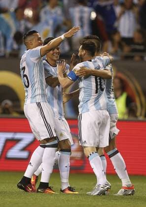 Argentina midfielder Lionel Messi (2R) celebrates a goal before Panama with his team mates during the first half of the Copa America Centenario Group D match at the Soldier Field in Chicago, Illinois, United States, 10 June 2016. ARGENTINA VS PANAMA !ACHTUNG: NUR REDAKTIONELLE NUTZUNG!  CHC049 20160611-636012191043681842