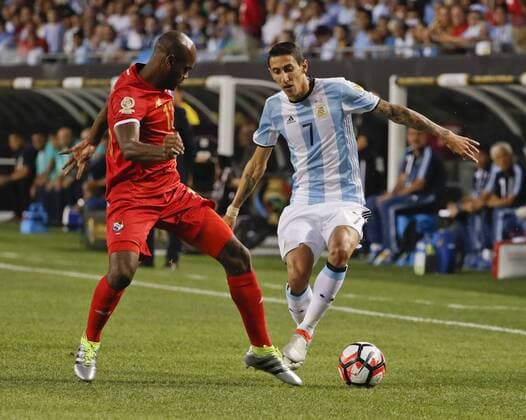 Argentina midfielder Angel Di Maria (7) is defended by Panama defender Adolfo Machado (13) during the first half of the Copa America Centenario Group D match at the Soldier Field in Chicago, Illinois, United States, 10 June 2016. i ARGENTINA VS PANAMA !ACHTUNG: NUR REDAKTIONELLE NUTZUNG!  CHC052 20160611-636012201464325842