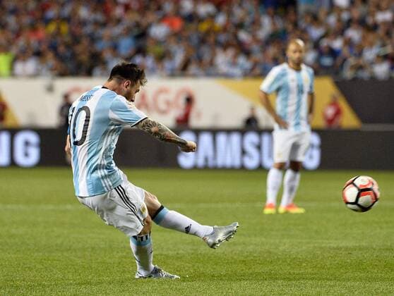 Argentina midfielder Lionel Messi shoots and scores his second goal on a free kick during the second half of a 2016 Copa America Centenario Group D match against Panama at Soldier Field in Chicago on June 10, 2016. Argentina defeated Panama 5-0.  CHI2016061015 BRIANxKERSEY