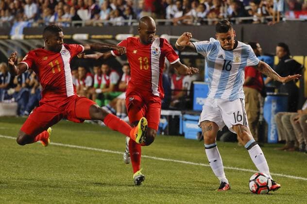 Argentina Marcos Rojo fights for the ball with Panama players Armando Cooper (L) and Adolfo Machado (C) during their Copa America Centenario Group D match at the Soldier Field in Chicago, Illinois, United States, 10 June 2016. i ARGENTINA VS PANAMA !ACHTUNG: NUR REDAKTIONELLE NUTZUNG!  CHC056 20160611-636012212400081842