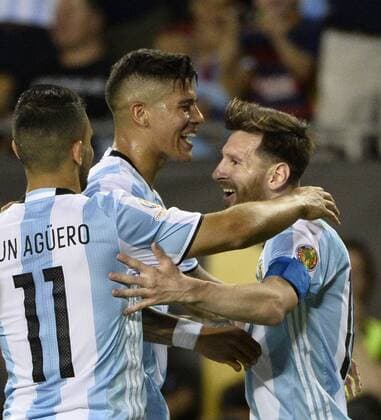 Argentina forward Sergio Aguero (L-R) and defender Marcos Rojo congratulate midfielder Lionel Messi after Messi scored his third goal during the second half of a 2016 Copa America Centenario Group D match against the Panama at Soldier Field in Chicago on June 10, 2016. Argentina defeated Panama 5-0.  CHI2016061022 BRIANxKERSEY