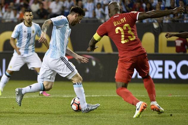 Argentina midfielder Lionel Messi (L) shoots and scores his third goal as Panama defender Felipe Baloy tries to stop him during the second half of a 2016 Copa America Centenario Group D match at Soldier Field in Chicago on June 10, 2016. Argentina defeated Panama 5-0.  CHI2016061021 BRIANxKERSEY