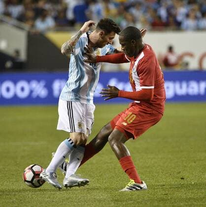 Argentina midfielder Lionel Messi (L) tries to keep the ball away from Panama forward Luis Tejada during the second half of a 2016 Copa America Centenario Group D match at Soldier Field in Chicago on June 10, 2016. Argentina defeated Panama 5-0.  CHI2016061023 BRIANxKERSEY