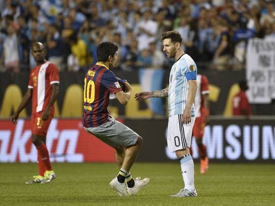 A fan approaches Argentina midfielder Lionel Messi after a 2016 Copa America Centenario Group D match against the Panama at Soldier Field in Chicago on June 10, 2016. Argentina defeated Panama 5-0.  CHI2016061026 BRIANxKERSEY