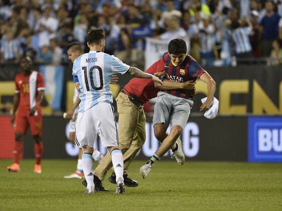 A security guard takes out a fan after he ran on the field to meet Argentina midfielder Lionel Messi after his 2016 Copa America Centenario Group D match against the Panama at Soldier Field in Chicago on June 10, 2016. Argentina defeated Panama 5-0.  CHI2016061027 BRIANxKERSEY