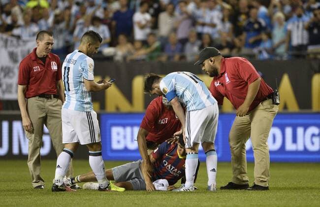 Argentina midfielder Lionel Messi (R) checks on a fan who rushed the field and was tackled by security as forward Sergio Aguero retrieve s the fan s phone after a 2016 Copa America Centenario Group D match against Panama at Soldier Field in Chicago on June 10, 2016. Argentina defeated Panama 5-0.  CHI2016061028 BRIANxKERSEY