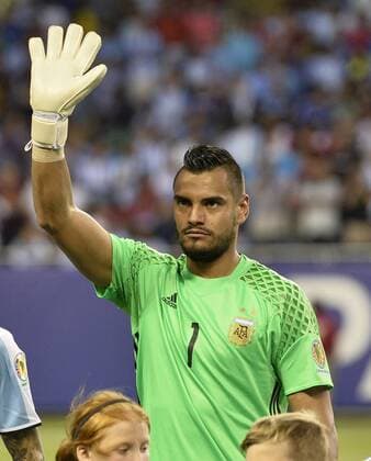 Argentina goalkeeper Sergio Romero waves before a 2016 Copa America Centenario Group D match against Panama at Soldier Field in Chicago on June 10, 2016. Argentina defeated Panama 5-0.  CHI2016061029 BRIANxKERSEY