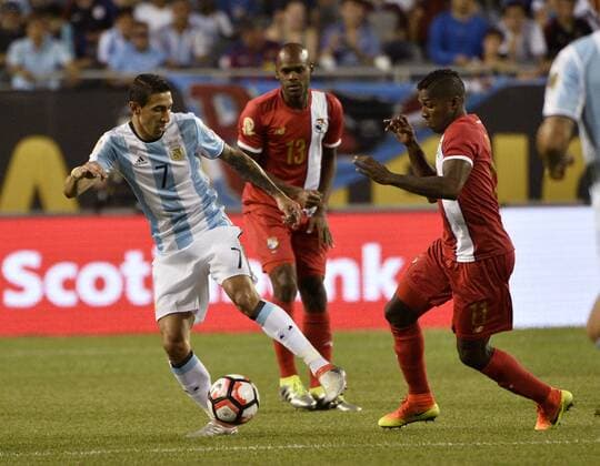 Argentina midfielder Angel Di Maria (L-R) moves the ball as Panama defender Adolfo Machado and midfielder Armando Cooper defend during the first half of a 2016 Copa America Centenario Group D match at Soldier Field in Chicago on June 10, 2016. Argentina defeated Panama 5-0.  CHI2016061031 BRIANxKERSEY