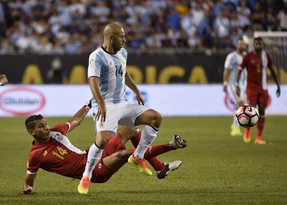 Panama forward Valentin Pimentel (L) kicks the ball away from Argentina midfielder Javier Mascherano during the first half of a 2016 Copa America Centenario Group D match at Soldier Field in Chicago on June 10, 2016. Argentina defeated Panama 5-0.  CHI2016061034 BRIANxKERSEY