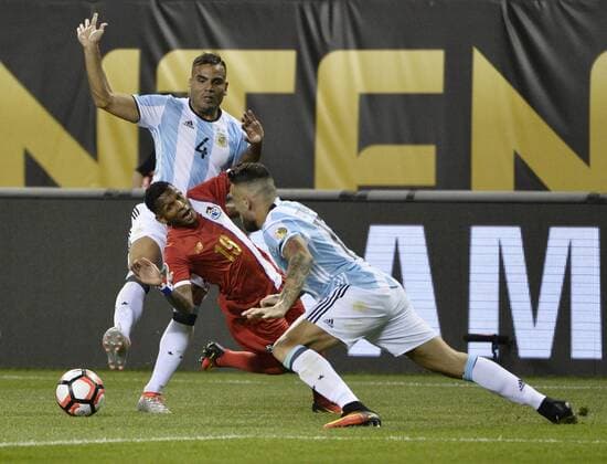 Argentina defender Gabriel Mercado (L), defender Nicolas Otamendi (R) and Panama midfielder Alberto Quintero go for the ball during the first half of a 2016 Copa America Centenario Group D match at Soldier Field in Chicago on June 10, 2016. Argentina defeated Panama 5-0.  CHI2016061037 BRIANxKERSEY