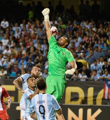 Argentina goalkeeper Sergio Romero makes a save during the first half of a 2016 Copa America Centenario Group D match against the Panama at Soldier Field in Chicago on June 10, 2016. Argentina defeated Panama 5-0.  CHI2016061038 BRIANxKERSEY
