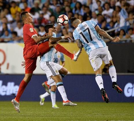 Panama forward Blas Perez (L-R), Argentina midfielder Augusto Fernandez and defender Nicolas Otamendi go for the ball during the first half of a 2016 Copa America Centenario Group D match at Soldier Field in Chicago on June 10, 2016. Argentina defeated Panama 5-0.  CHI2016061039 BRIANxKERSEY
