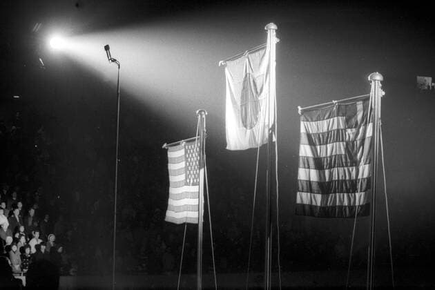 Schlussfeier der Olympischen Spiele 1972 in Sapporo mit den Fahnen von Gastgeber Japan, USA, die nächsten Winterspiele sollen 1976 in Denver stattfinden, und Griechenland, dem Mutterland der Olympischen Spiele