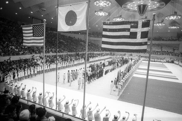 Schlussfeier der Olympischen Spiele 1972 in Sapporo mit den Fahnen von Gastgeber Japan, USA, die nächsten Winterspiele sollen 1976 in Denver stattfinden, und Griechenland, dem Mutterland der Olympischen Spiele