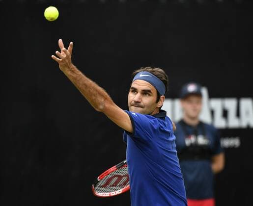 Roger Federer (SUI) Aktion Aufschlag 11.06.2016 Halbfinale Tennis Mercedes-Cup Stuttgart Weißenhof 04.06..-12.06.2016 MercedesCup Stuttgart Weißenhof 2016