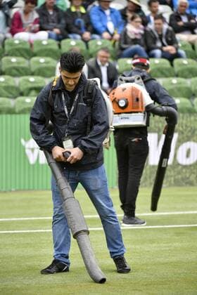 Regenunterbrechung Regenpause rain delay match suspended Helfer versuchen mit Gebläse, den Rasen trocken zu blasen trocknen 11.06.2016 Halbfinale Tennis Mercedes-Cup Stuttgart Weißenhof 04.06..-12.06.2016 MercedesCup Stuttgart Weißenhof 2016